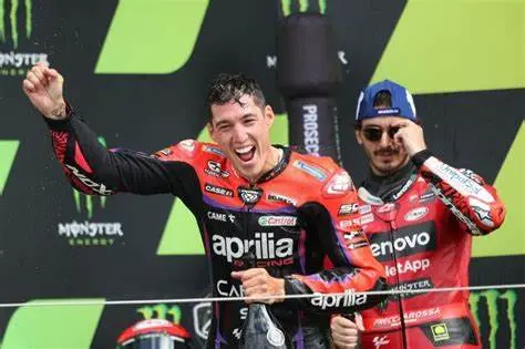 Kemenangan luar biasa ini menandai kemenangan kedua Aleix Espargaro di sirkuit MotoGP yang sangat kompetitif.